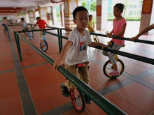 Load image into Gallery viewer, Single Wheel Unicycles Training Balance Bike One Wheel Bike,14" Wheel Unicycle for Kids Boys Girls 5-9 Year Old Smaller Children(Yellow)